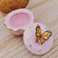 Kleine keramieken urn met vlinder 